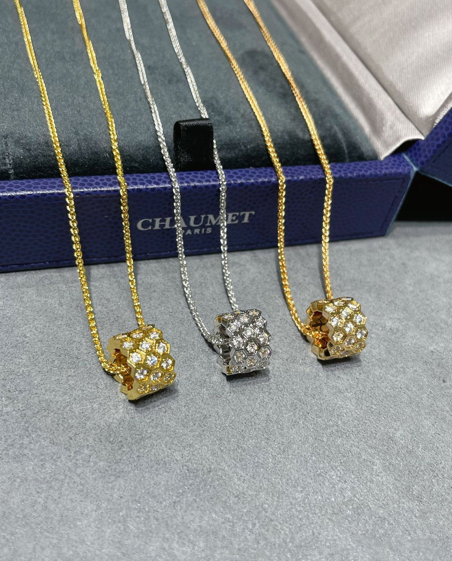 [Rosla Jewelry]BEE LOVE DIAMOND PAVED 3 ROW NECKLACE