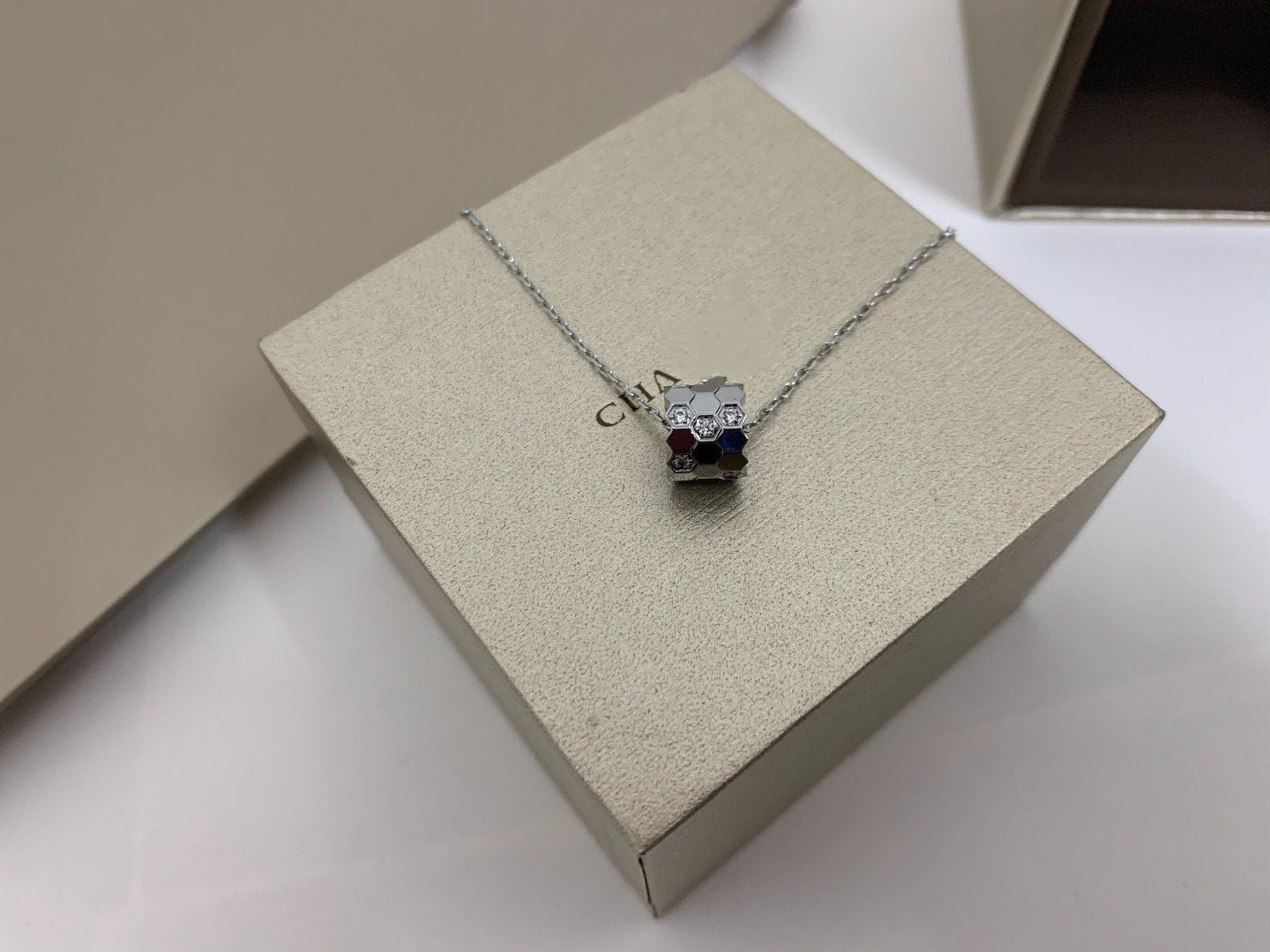 [Rosla Jewelry]BEE LOVE DIAMOND NECKLACE