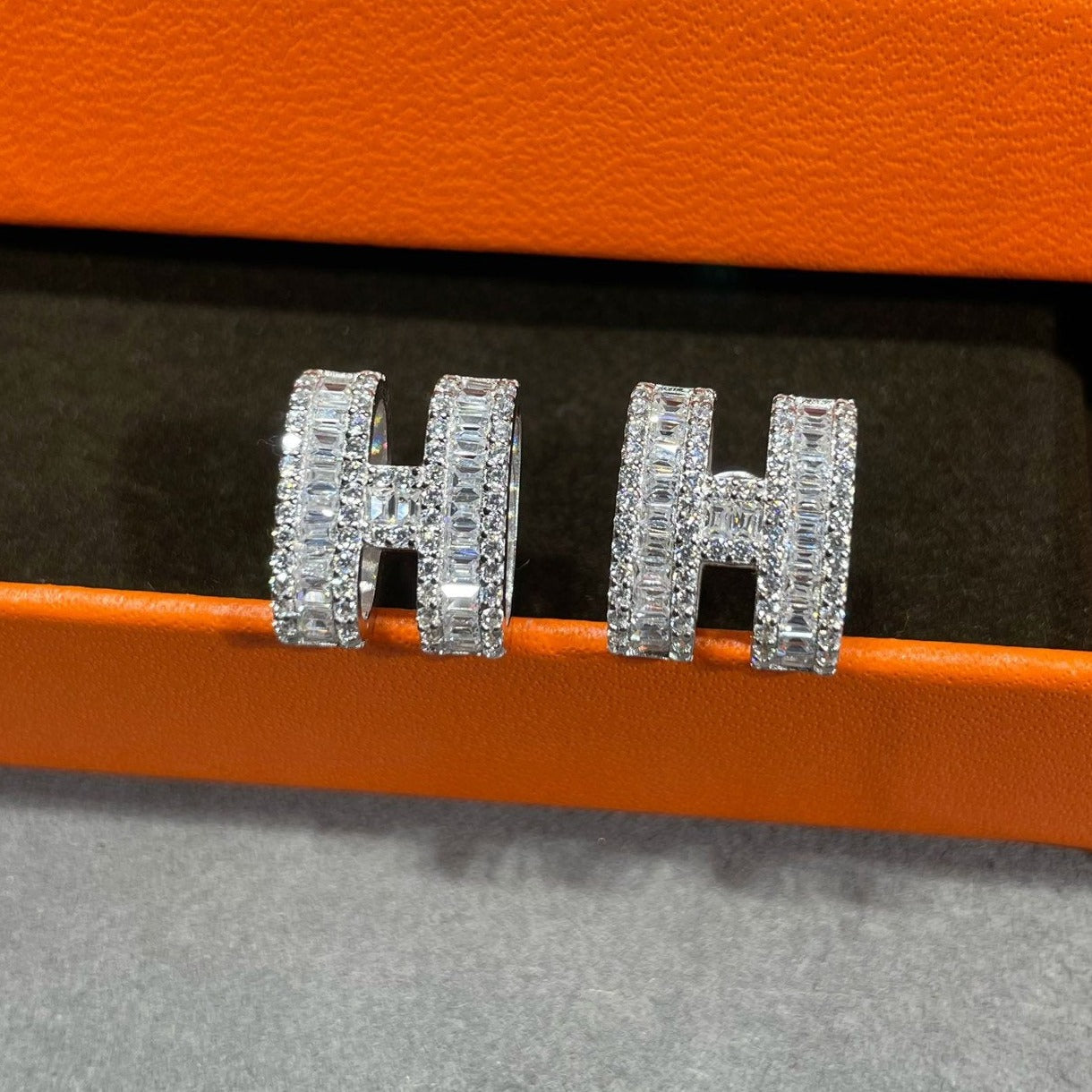 [Rosla Jewelry]H STUD EARRINGS WITH SILVER DIAMONDS