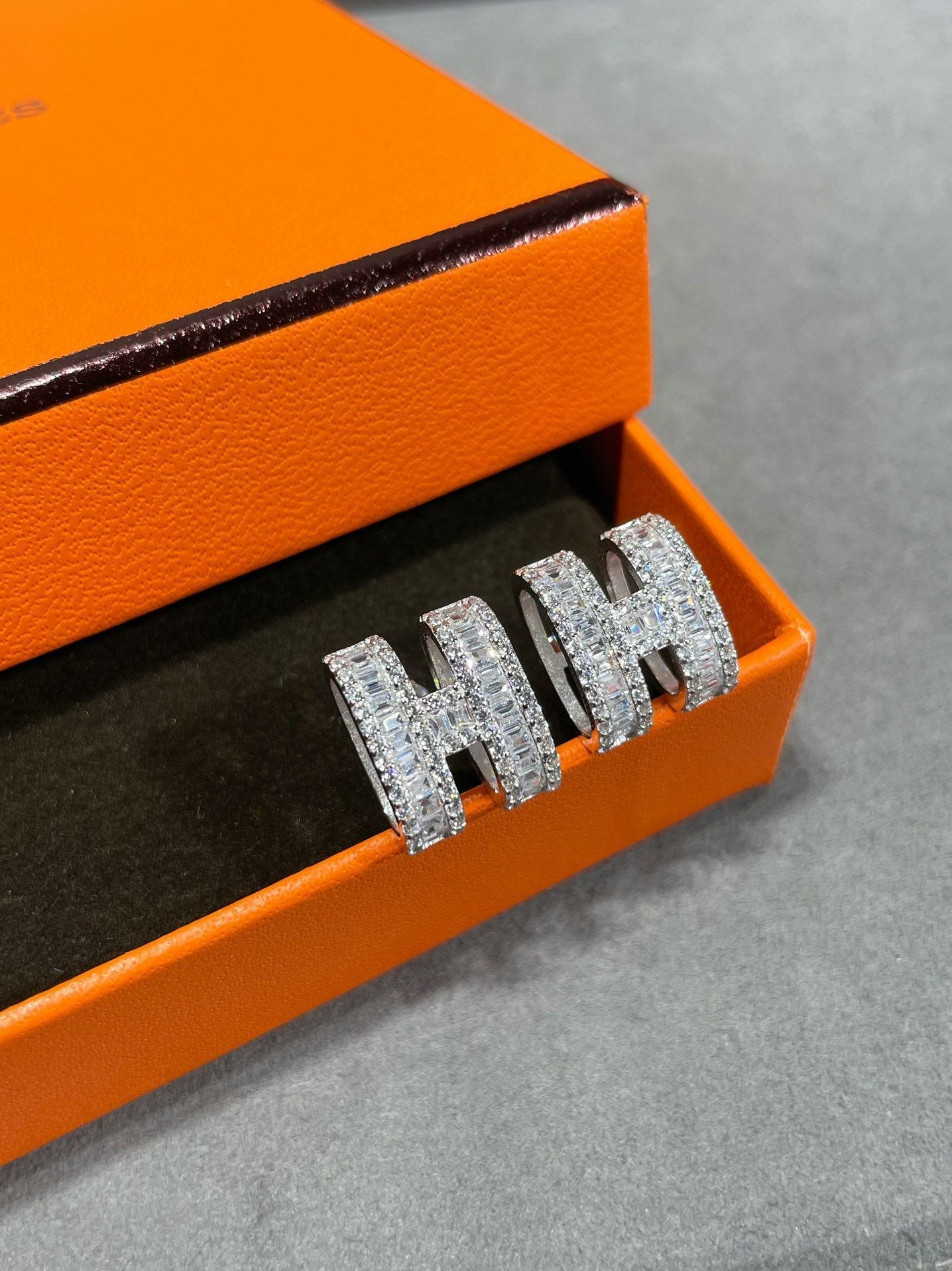 [Rosla Jewelry]H STUD EARRINGS WITH SILVER DIAMONDS